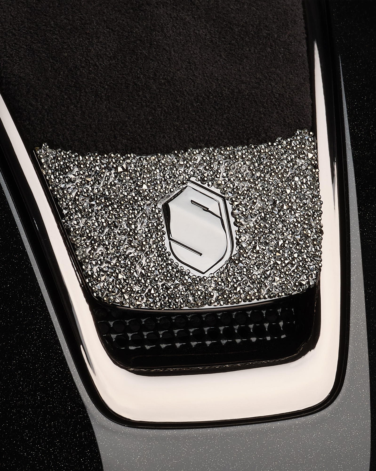 Riding helmet 2.0 Shadowglossy, Top Alcantara Black, Trim Black Chrome, Blason Crystal Fabric Swarovski Silver in black