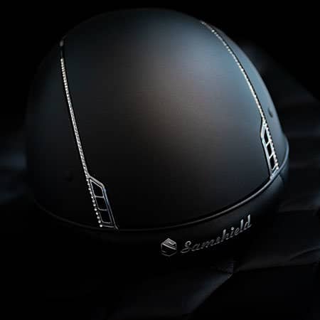 Samshield Reithelm Schale Rückseite eines Samshield Reithelms auf schwarzem Grund