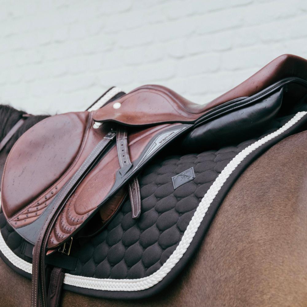 Tapis de selle avec cordon tressé
