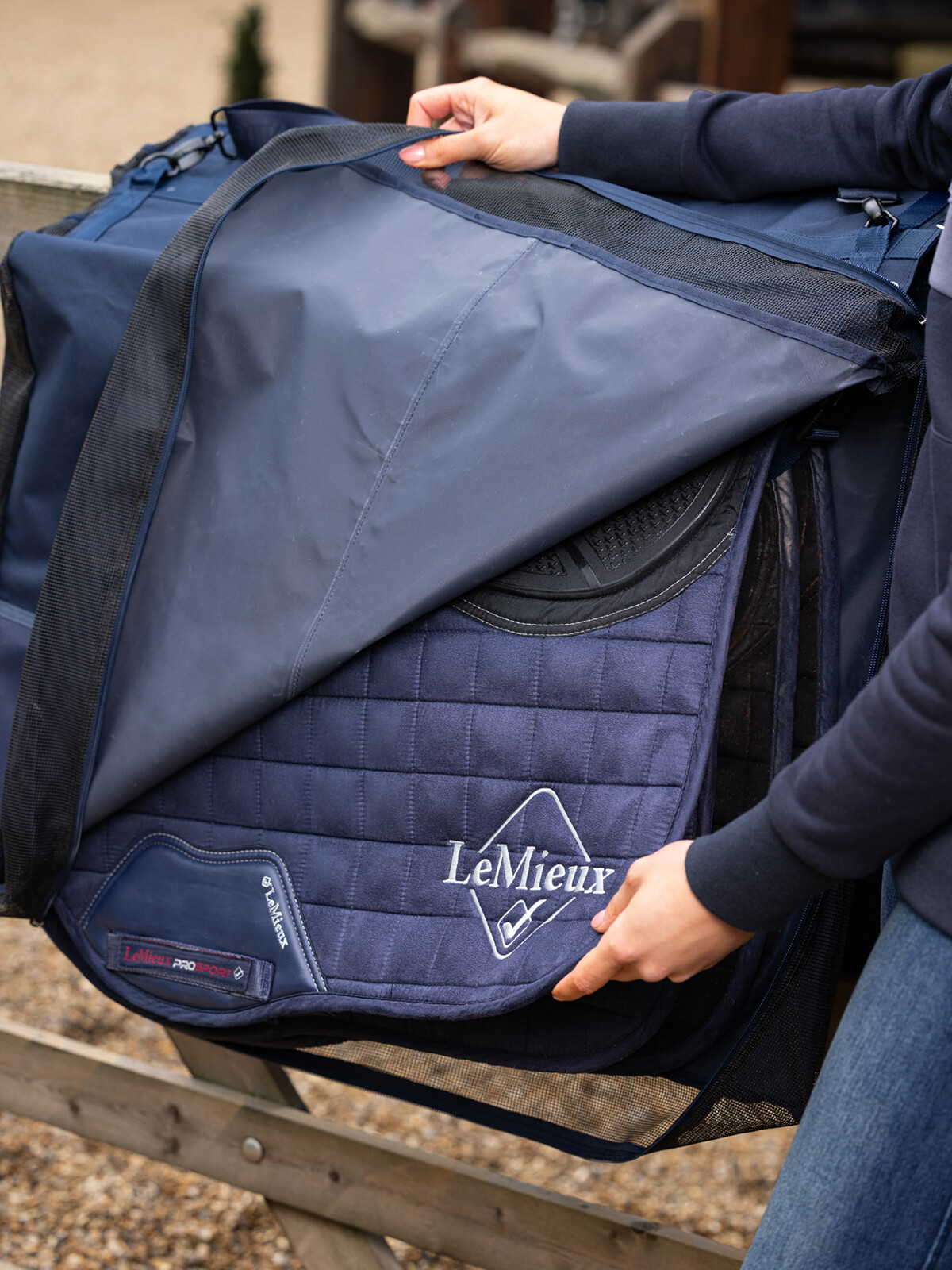 Saddle pad carrier bag