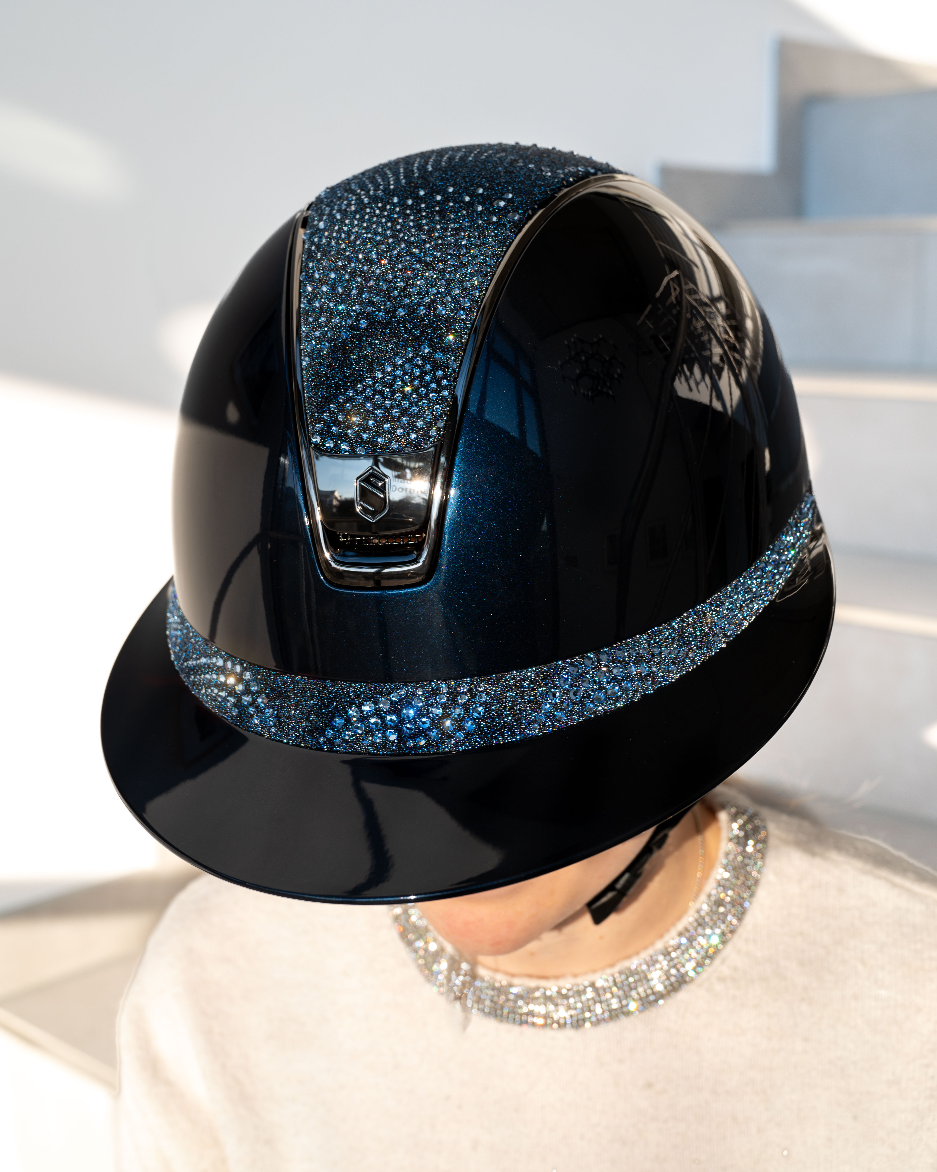 Reithelm 2.0 Miss Shield Shadowglossy Blue, Top u. Frontalband Crystal Intarsia, Trim u. Blason Chrome Black in blau