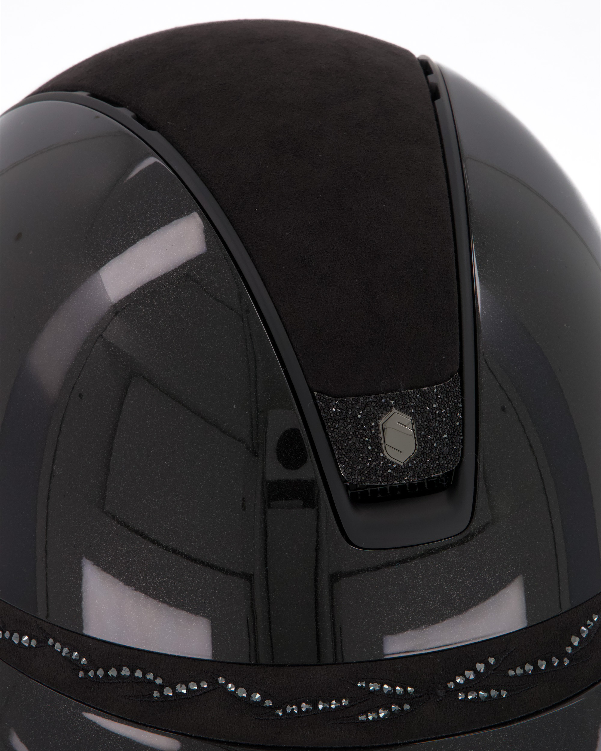Reithelm 2.0 Miss Shield Shadow Glossy, Top Alcantara black, Frontal Band Flower Swarovski Black, Trim Matt Black, Blason Crystal Fabric Black in schwarz
