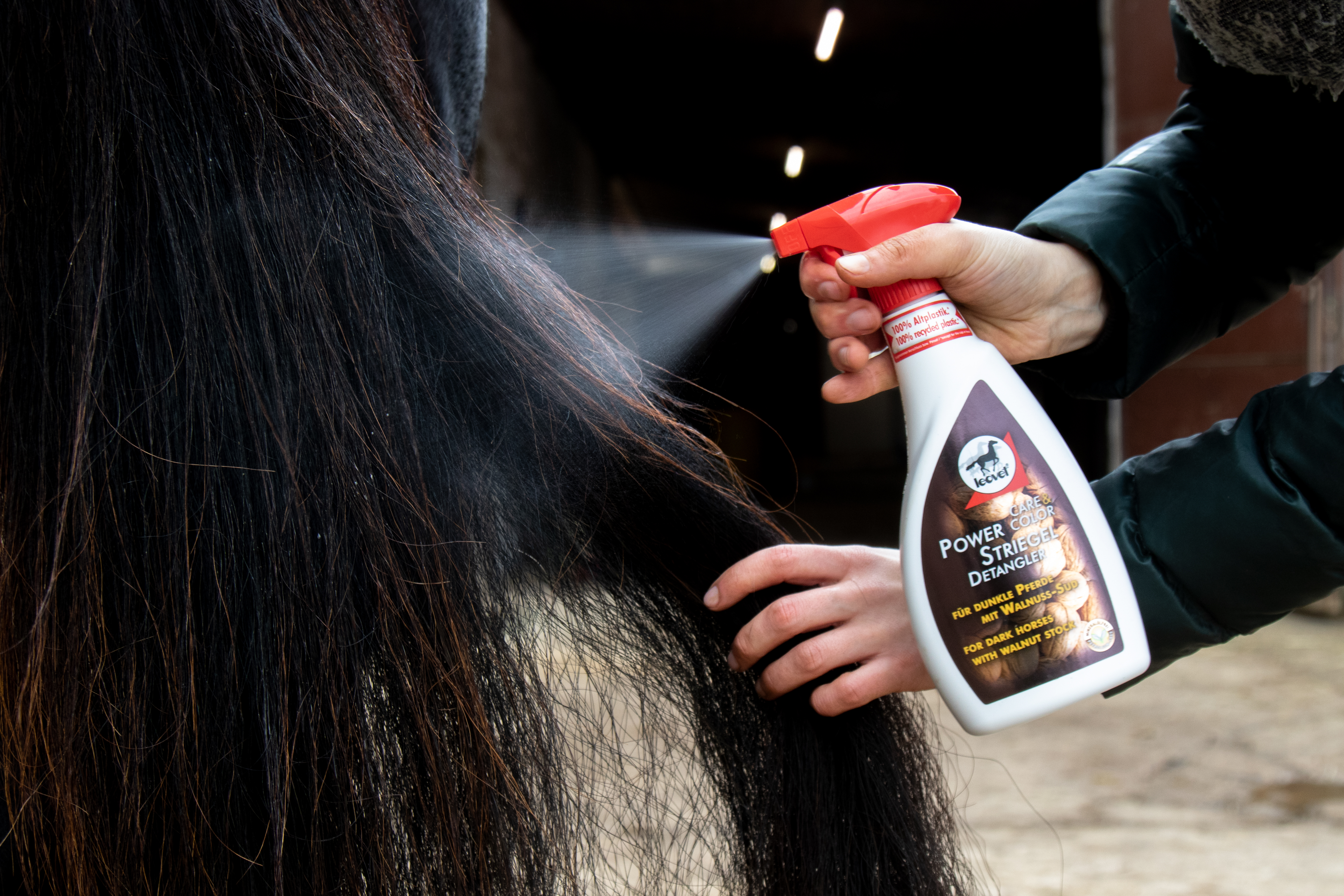 Shine spray power curry comb with walnut for dark horses, 550 ml