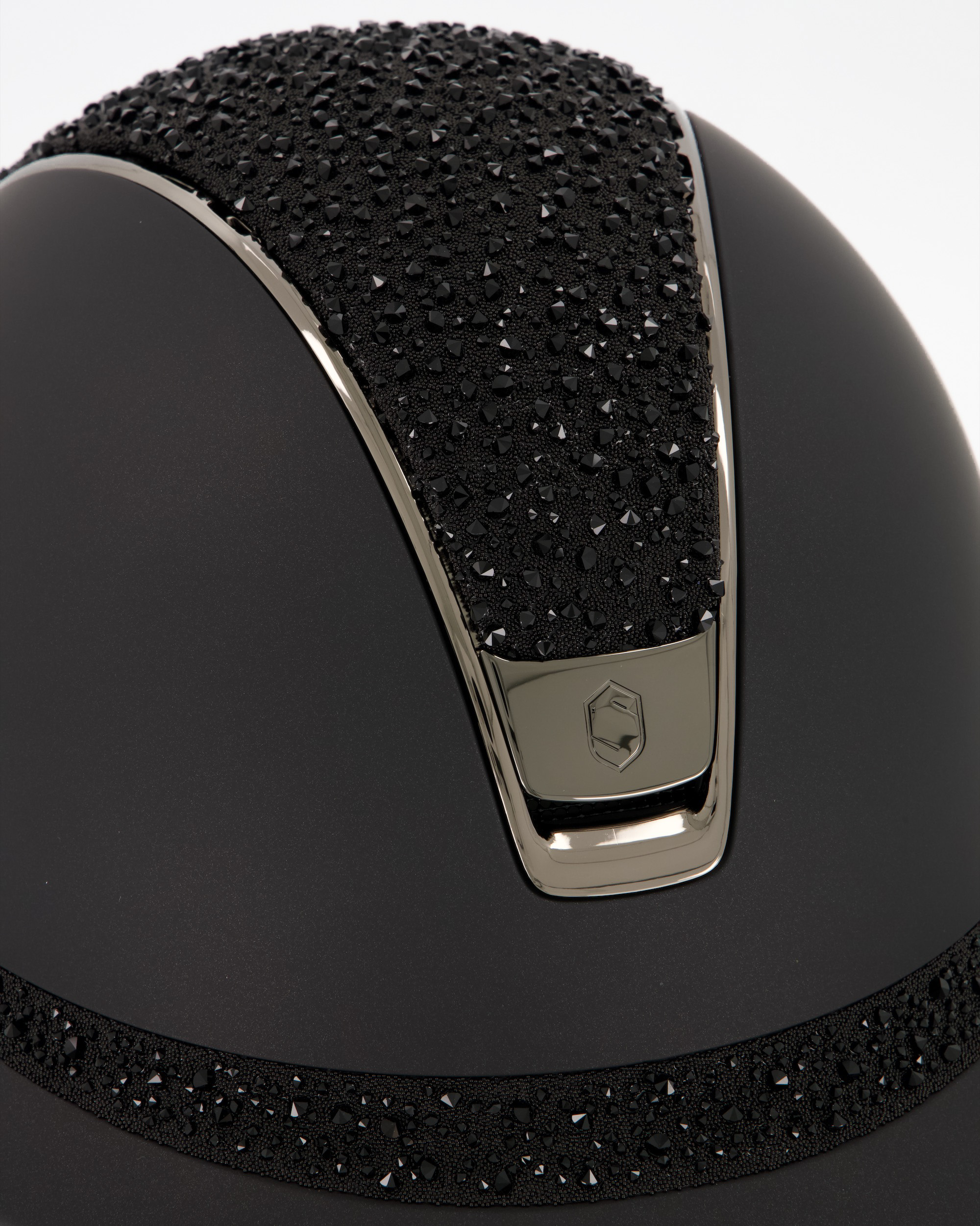 Reithelm 2.0 Miss Shield Shadowmatt, Top u. Frontal Band Crystal Medley Swarovski Black, Trim u. Blason Chrome Black in schwarz