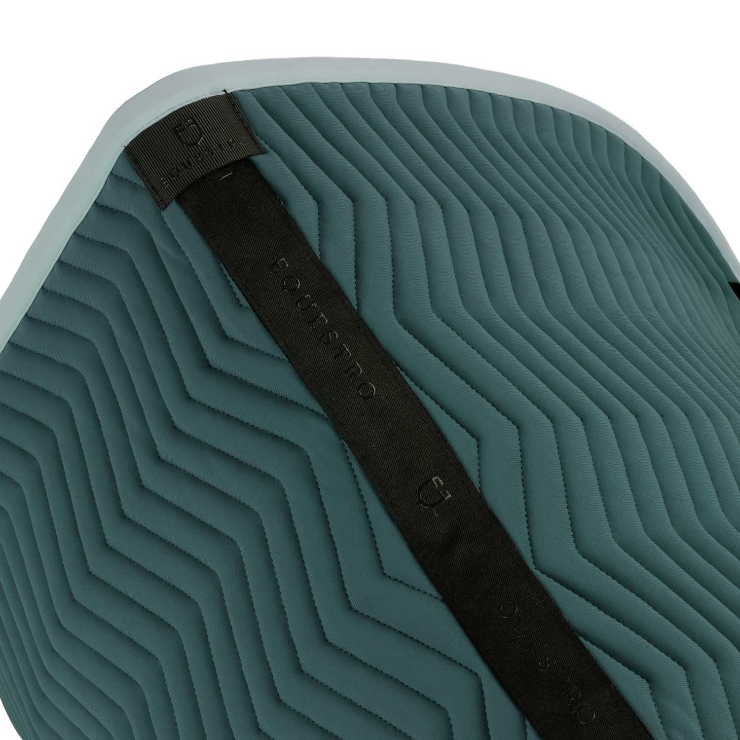Dressurschabracke mit Wellensteppung