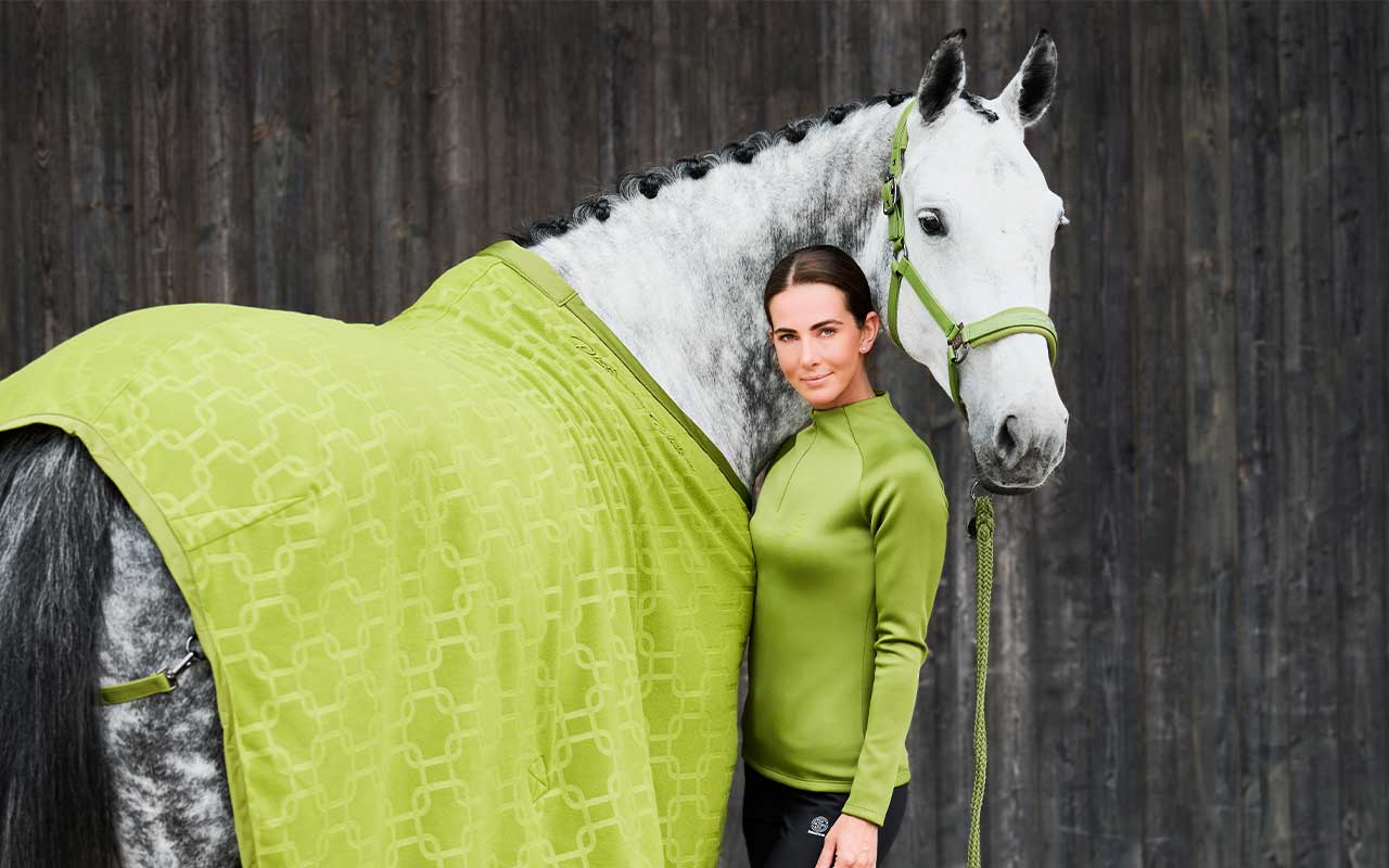 Eskadron Platinum 2024 / 2025 Frau und Pferd mit Eskadron Platinum in Moss Green