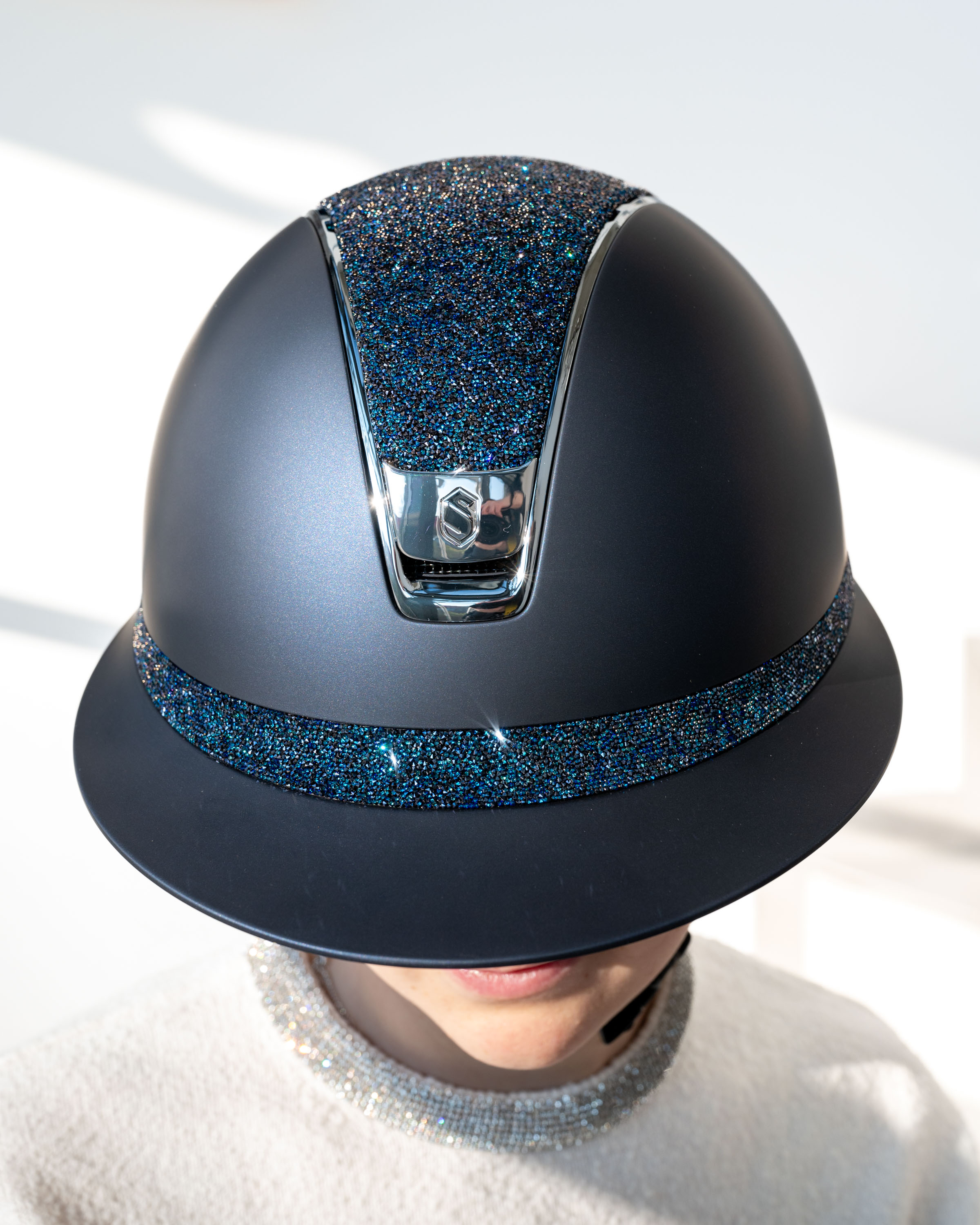 Riding helmet 2.0 Miss Shield Shadowmatt Blue, top and front strap Ultra Fine Rocks, Trim and Blason Chrome Silver in blue