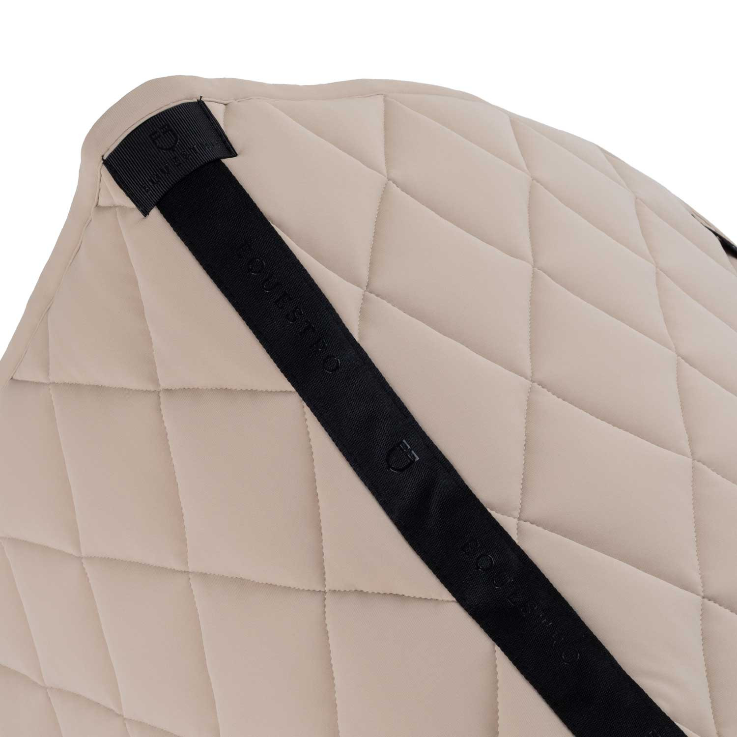 Dressurschabracke mit Rautensteppung und gesticktem Logo