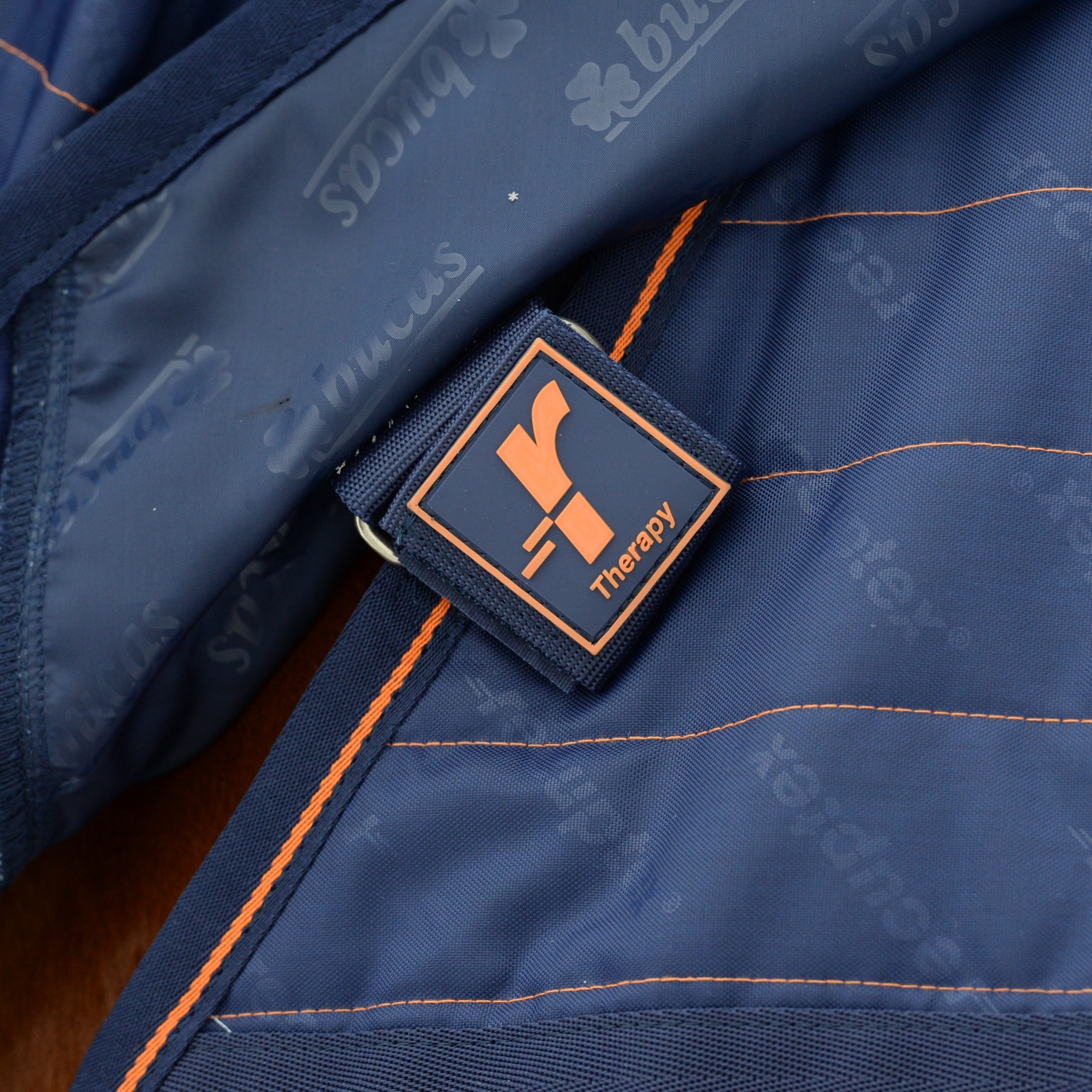 Therapy blanket Therapy Cooler in Navy/Orange