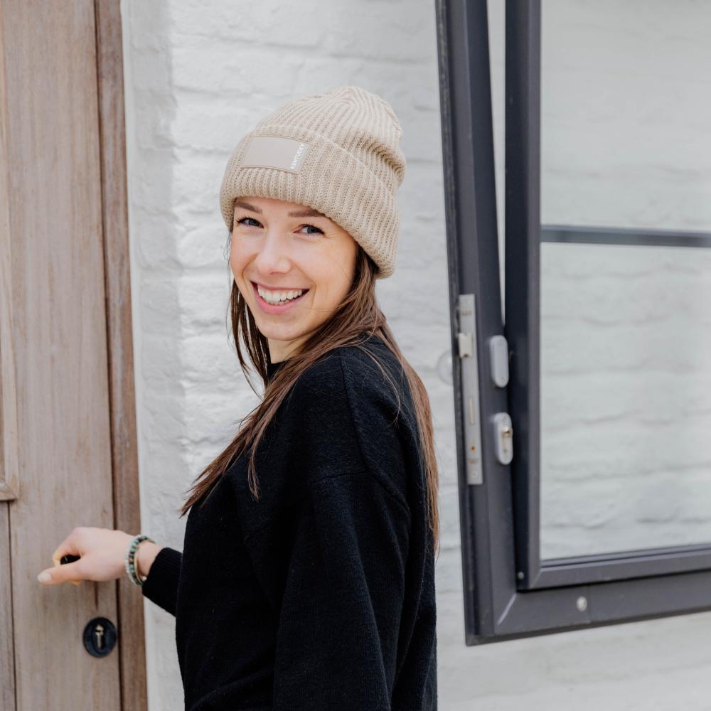 Beanie mit gummiertem Logo