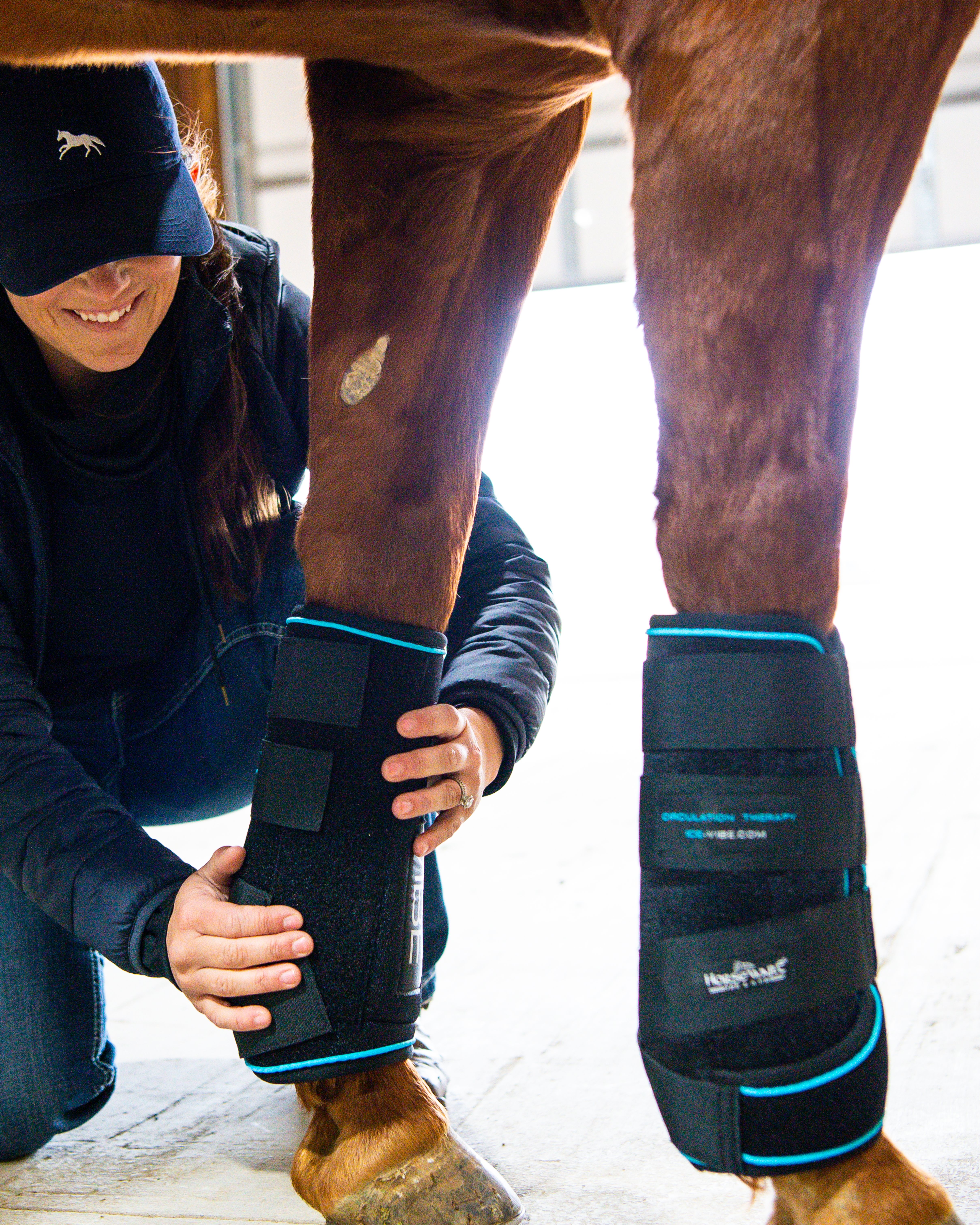 Cooling gaiters Ice-Vibe Boot in black/aqua