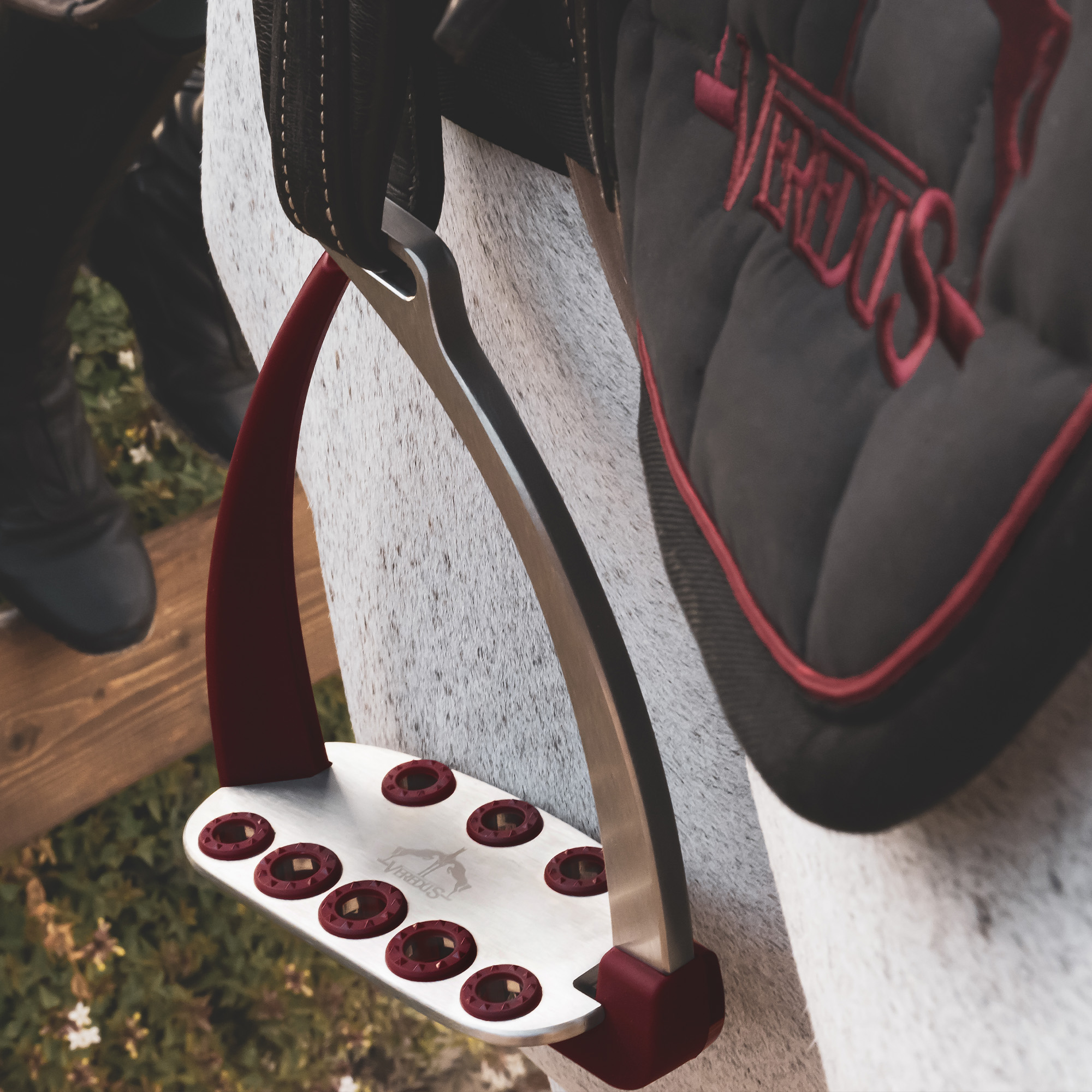 Set Steel 1 Steigbügel, Schabracke und Cap