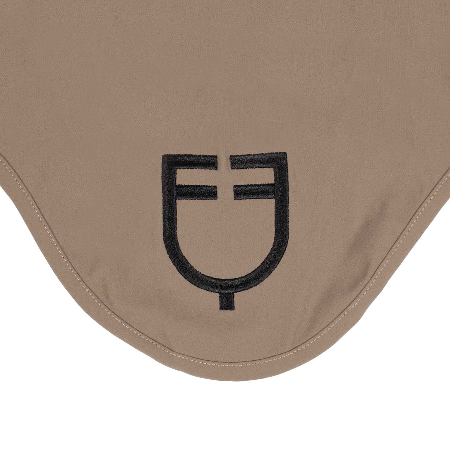 Fliegenhaube aus technischem Stretchgewebe mit Logo