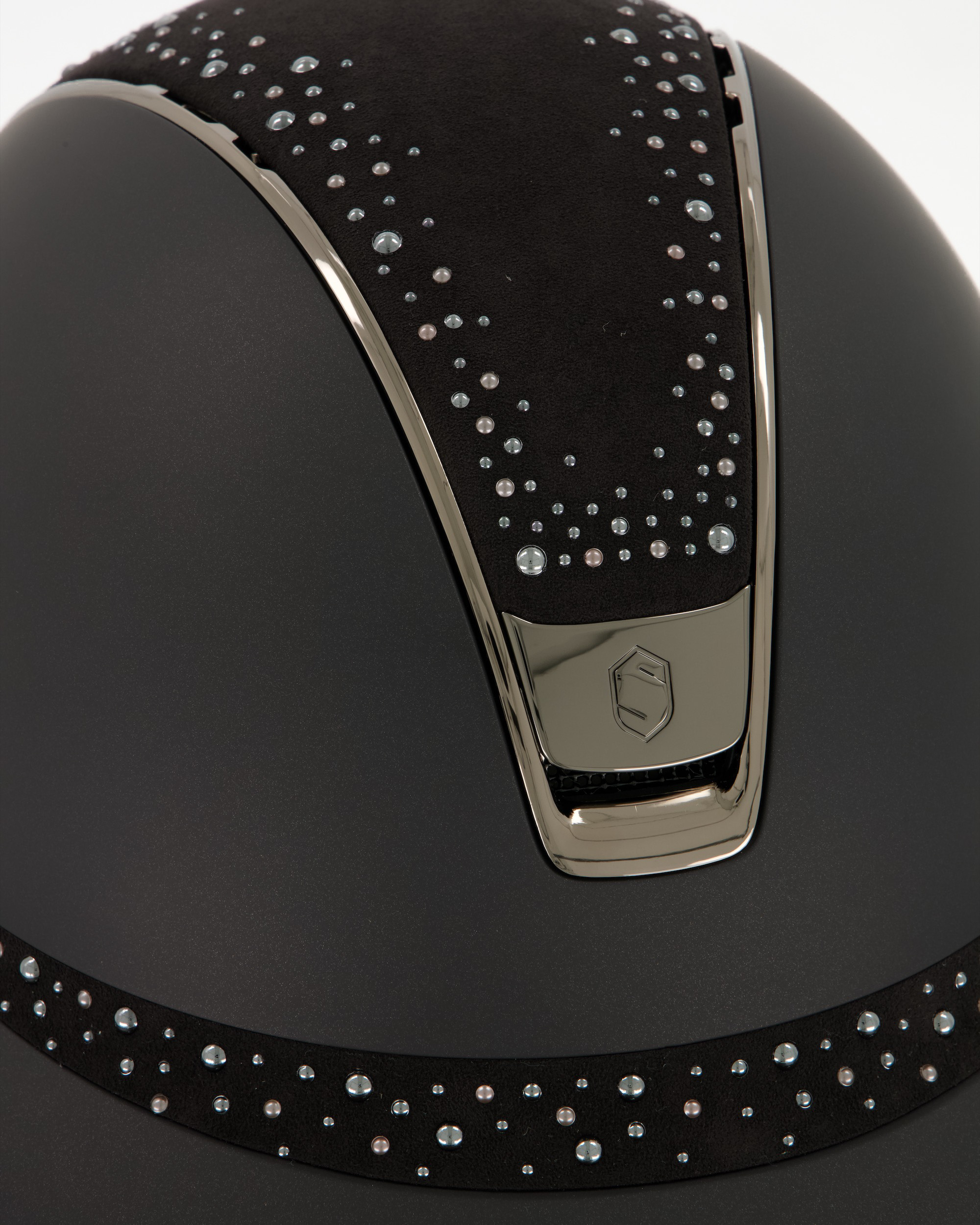 Riding helmet 2.0 Miss Shield Shadowmatt Black, Top and front strap night pearl, Trim and Blason Chrome Black in black