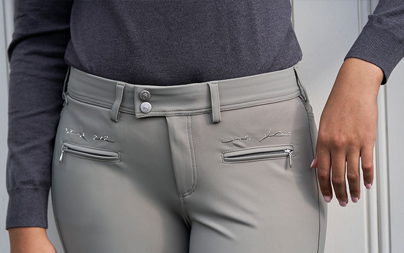 Samshield Reithosen Nahaufnahme einer Samshield Reithose, die den bestickten Bund zeigt.