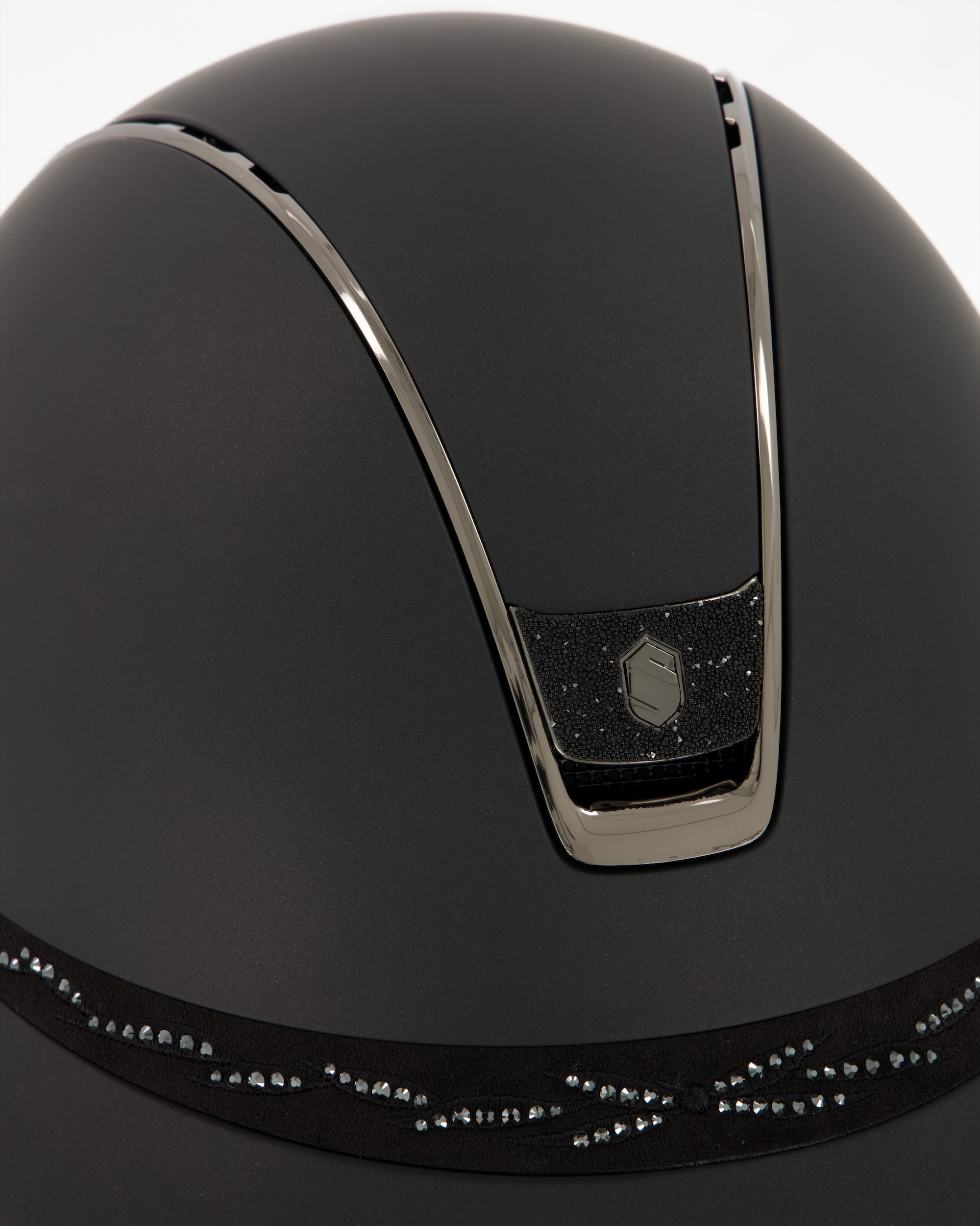 Reithelm Miss Shield 2.0 Shadowmatt Black, Top Shadowmatt Black, Frontalband Flower Swarovski Black,Trim Chrome Black, Blason Crystal Fabric Black in schwarz