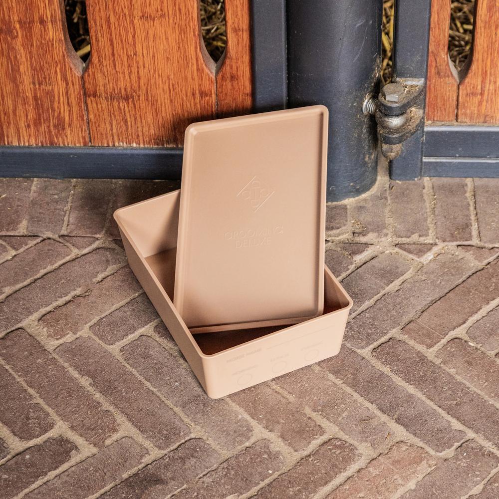 Feed box for horses with lid