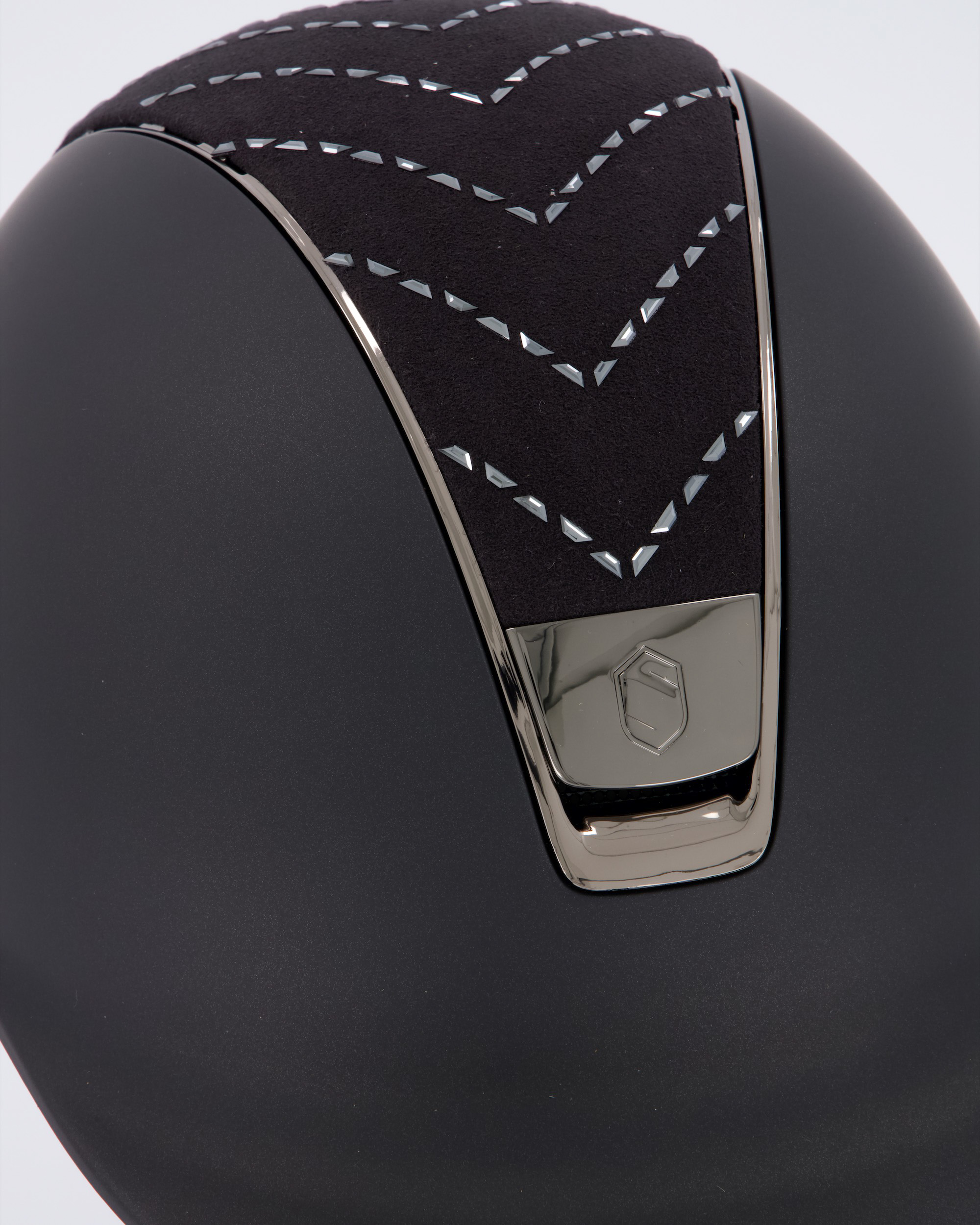 Riding helmet Shadowmatt Black, Top Chevron Black, Trim Black Chrome, Blason Black Chrome