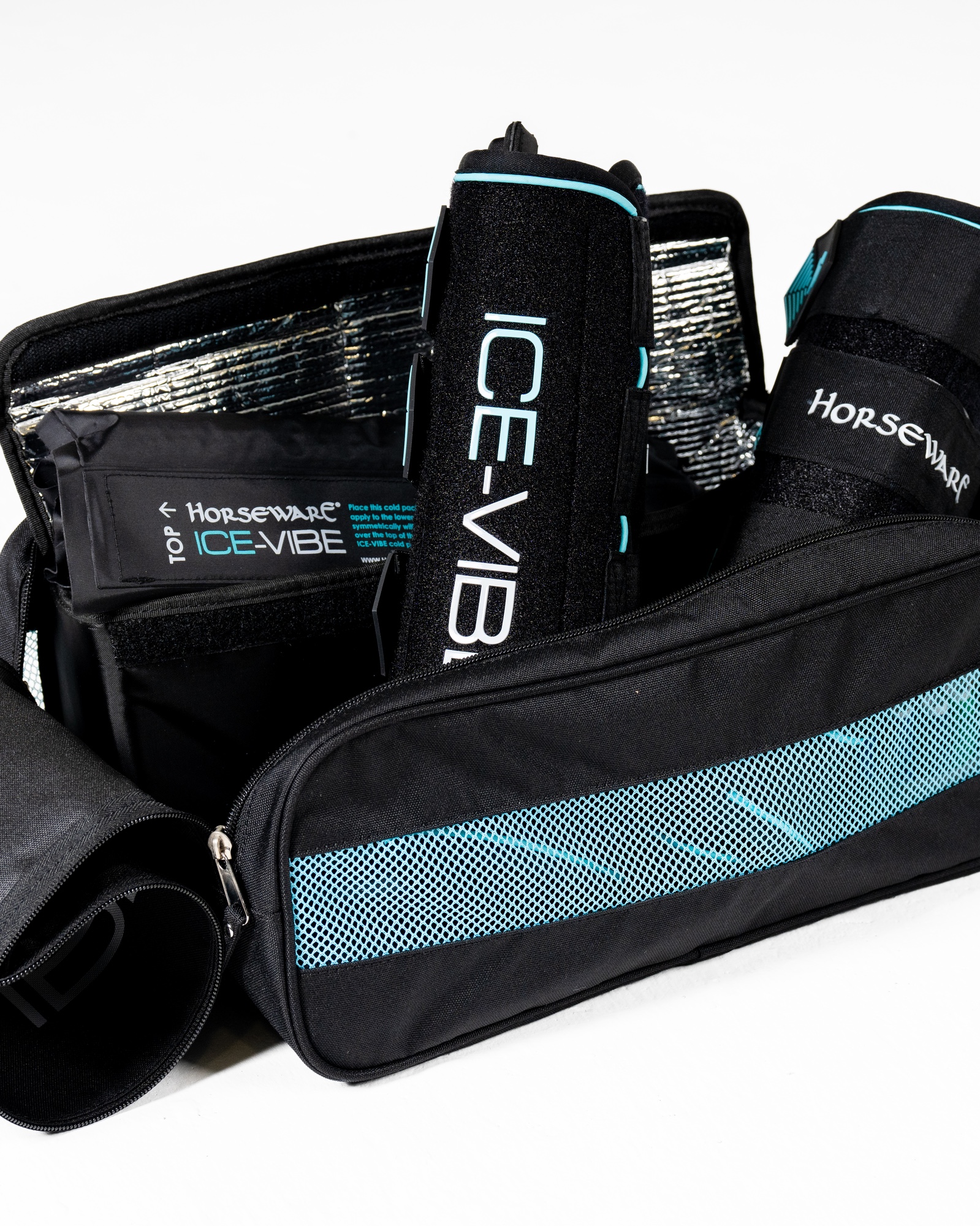 Ice-Vibe Boot 2.0 cooling gaiters in black/aqua